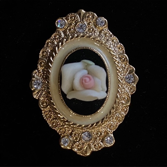 Vintage Victorian Style Clip On Earrings - Picture 3 of 4